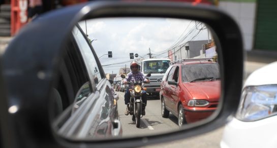 Presa quadrilha com armas, combustível e distintivo policial